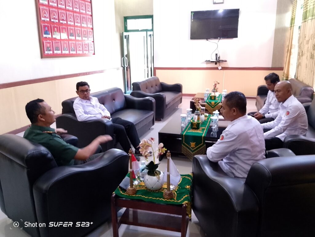 Dandim 0105/Abar Dihadiahi Buku Memori Pengawasan Pemilu 2024 Oleh Ketua Bawaslu Aceh Barat