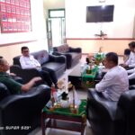 Dandim 0105/Abar Dihadiahi Buku Memori Pengawasan Pemilu 2024 Oleh Ketua Bawaslu Aceh Barat