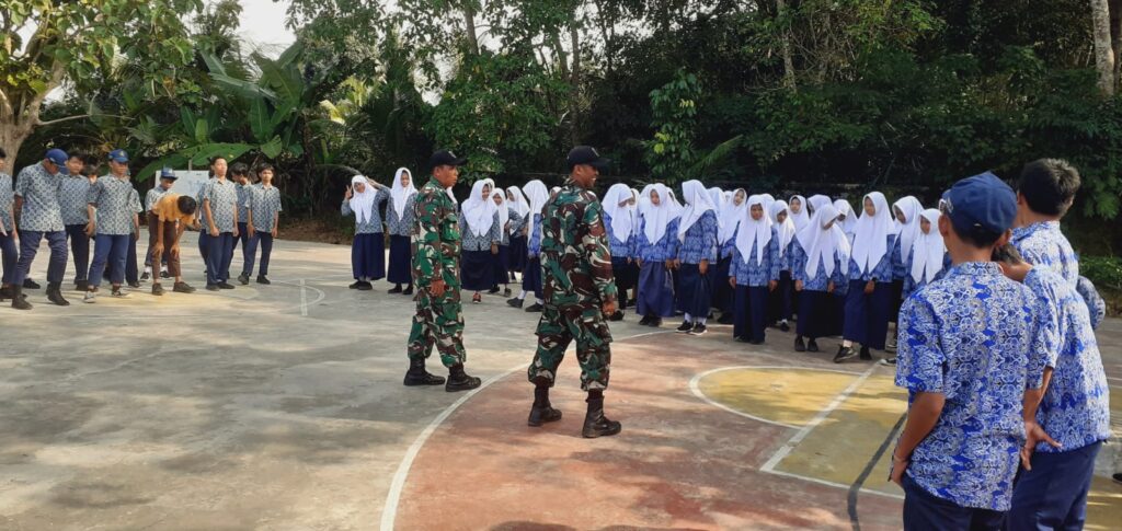 Babinsa Koramil 1002-04/LAS Bekali Siswa SMPN 9 Barabai dengan Pelatihan PBB