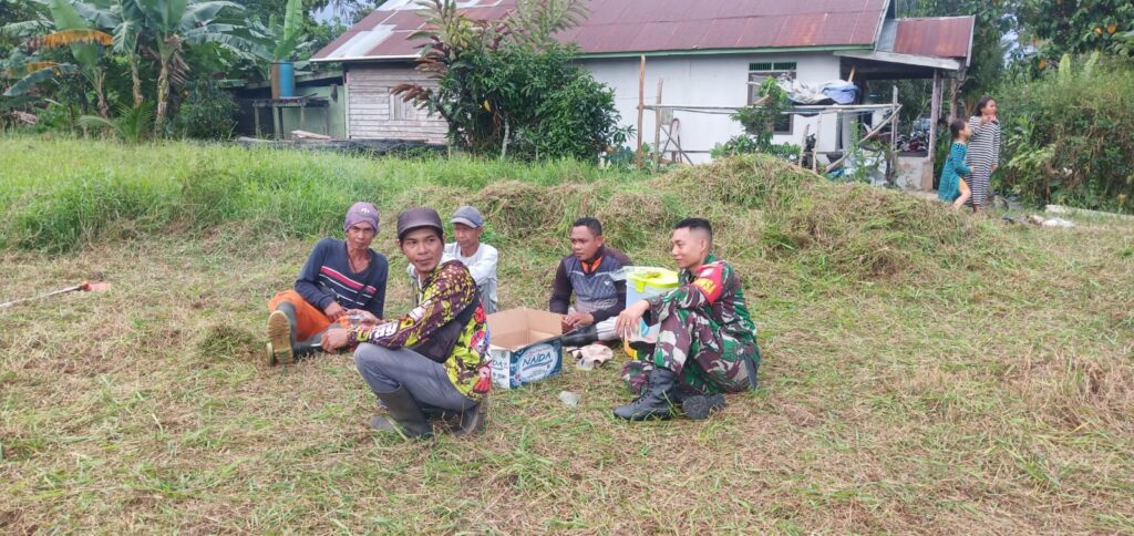 Babinsa Koramil 1015-03/MB Ketapang BersamaWarga Bersihkan Lapangan Sepak Bola