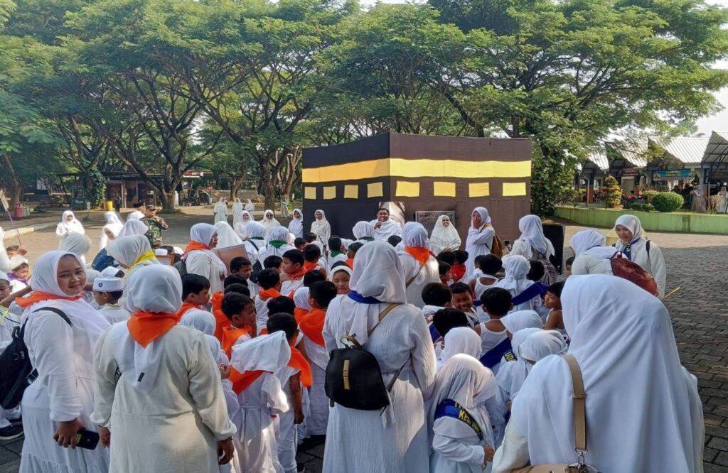 Edukasi Di Ruang Terbuka, TK Kartika Kodim 0808 Bersama Kemenag Kenalkan Tata Cara Ibadah Haji