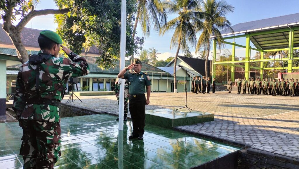 Kodim 1615/Lotim Gelar Upacara Pengibaran Bendera Merah Putih di Makodim