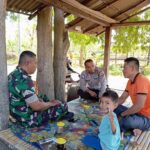 Babinsa dan Bhabinkamtibmas Jerowaru Jalin Komsos dengan Tokoh Pemuda