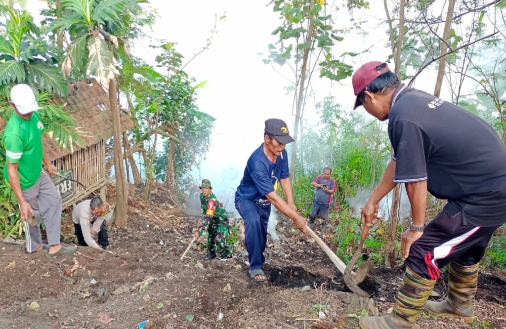 Bersatu Padu, Babinsa Kembangarum Dan Warga Gelar Aksi Bersih-Bersih Lingkungan
