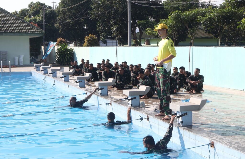 Siapkan Jasmani Militer Yang Handal, Kodim 0808/Blitar Gelar Ketangkasan Renang Militer Dasar