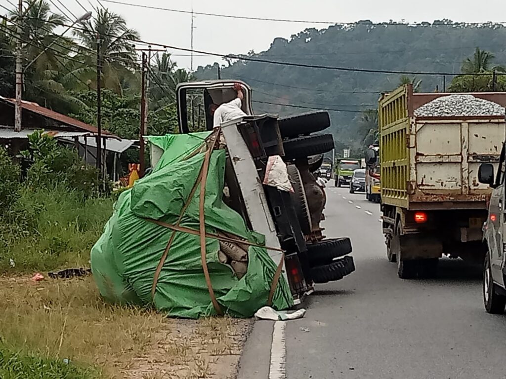 Truk Bermuatan Semen Terbalik di Singkawang Selatan, Diduga Akibat Ban Pecah