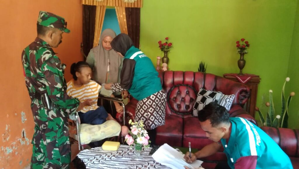 Babinsa Salem Bantu Nakes Berikan Pelayanan Kesehatan Gratis Secara Door to Door