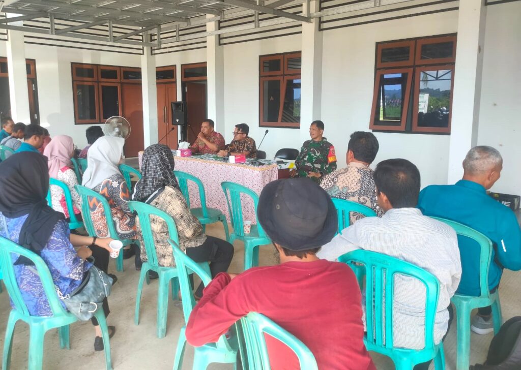 Babinsa bersama PPL Hadiri Rapat Koordinasi Antara Bulog Dengan Petani