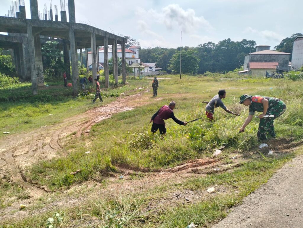 Ciptakan Lingkungan Yang Bersih,Babinsa 1015-12/Seruyan Tengah Bersama Warga Gotong Royong
