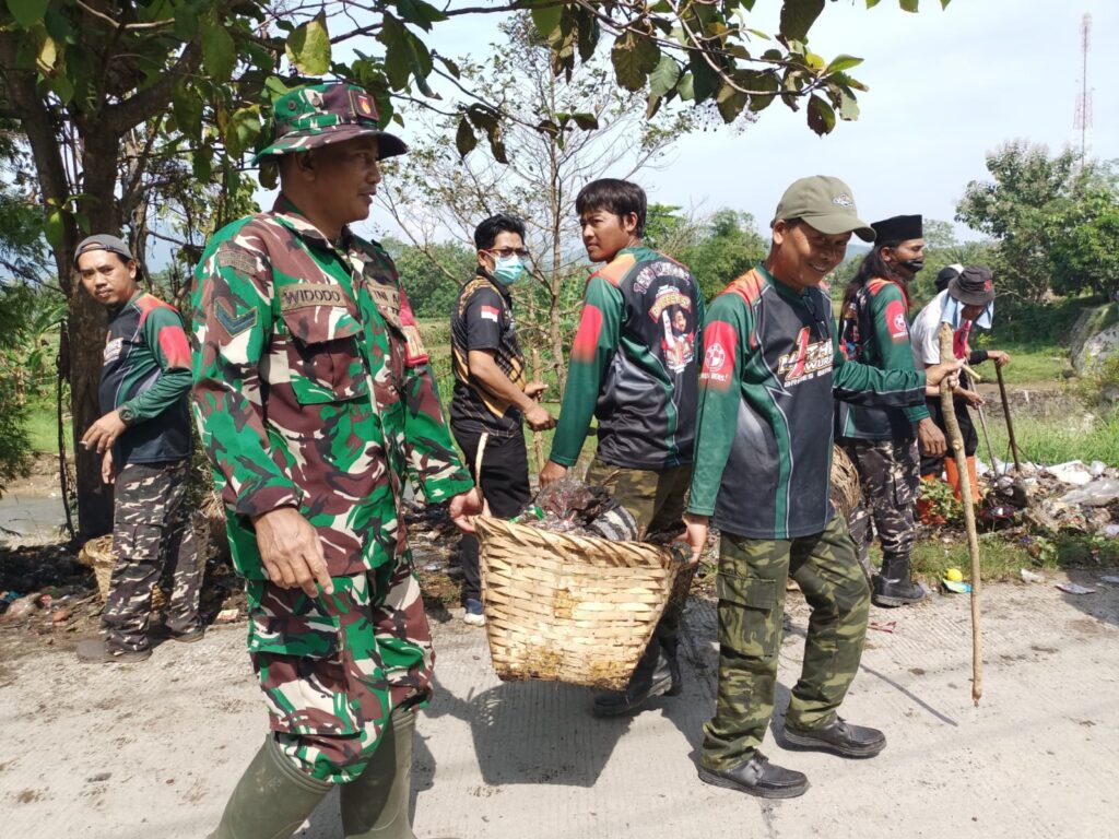 Sabtu Bersih, Babinsa Ketanggungan dan DLH Brebes Gelar Karya Bakti 