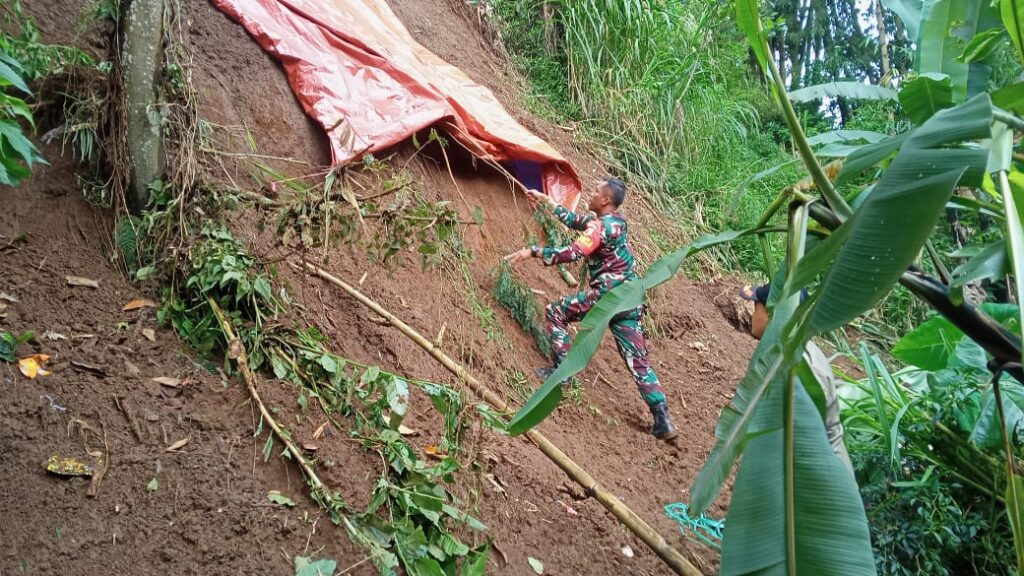 Sigap Tanggapi Longsor di Dusun Wonogriyo, Babinsa Bantu Warga dan Amankan Lokasi