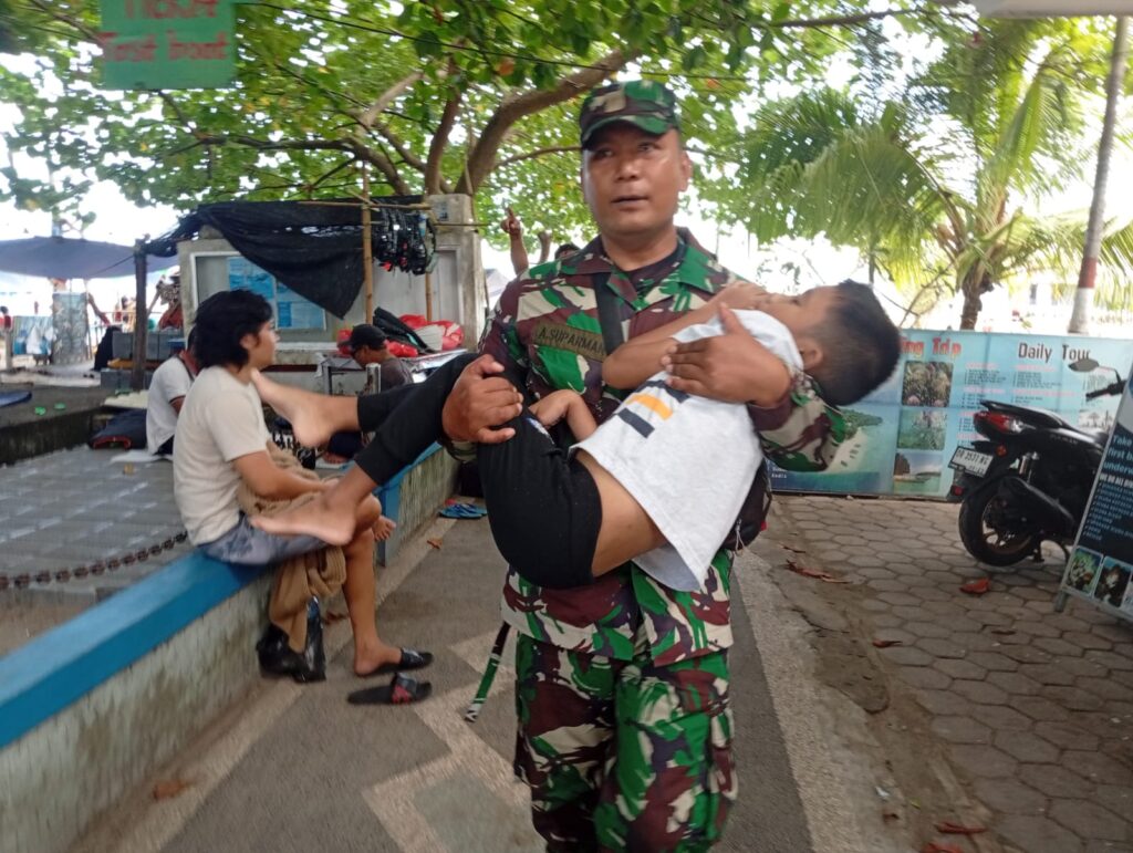 Aksi Heroik Babinsa Selamatkan Bocah Tenggelam di Senggigi