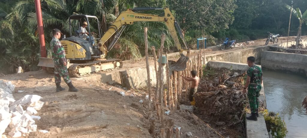 Satgas TMMD Kerja Keras Bangun Jalan, Kayu Galam Jadi Tumpuan di Lahan Bekas Longsor