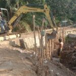 Satgas TMMD Kerja Keras Bangun Jalan, Kayu Galam Jadi Tumpuan di Lahan Bekas Longsor