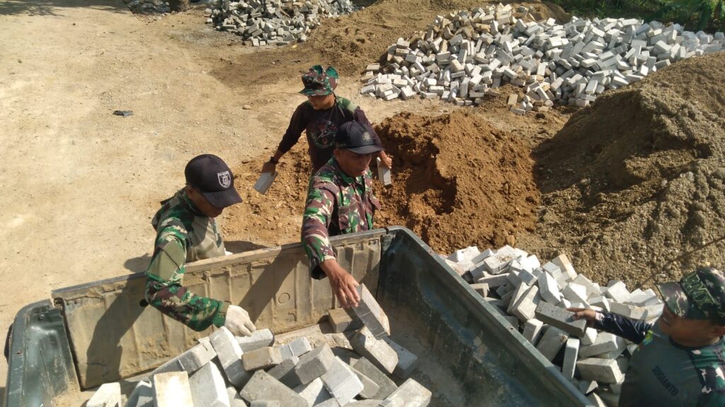 Paving Blok Tiba, Pembangunan Jalan TMMD di Haruyan Terus Dikebut