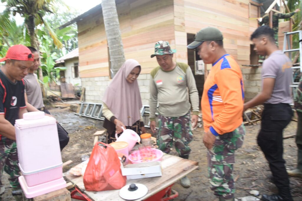 Kehangatan Kekeluargaan Warnai Rehab RTLH di Pengambau Hilir Luar, Ibu-ibu Siapkan Hidangan untuk Satgas TMMD