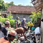 RTLH Milik Warga ODGJ Diperbaiki Babinsa Karangsono Bersama Warga dan Perangkat Desa