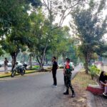 Babinsa Kelurahan Selong Laksanakan Pengamanan dan Himbauan di Taman Kota Selong