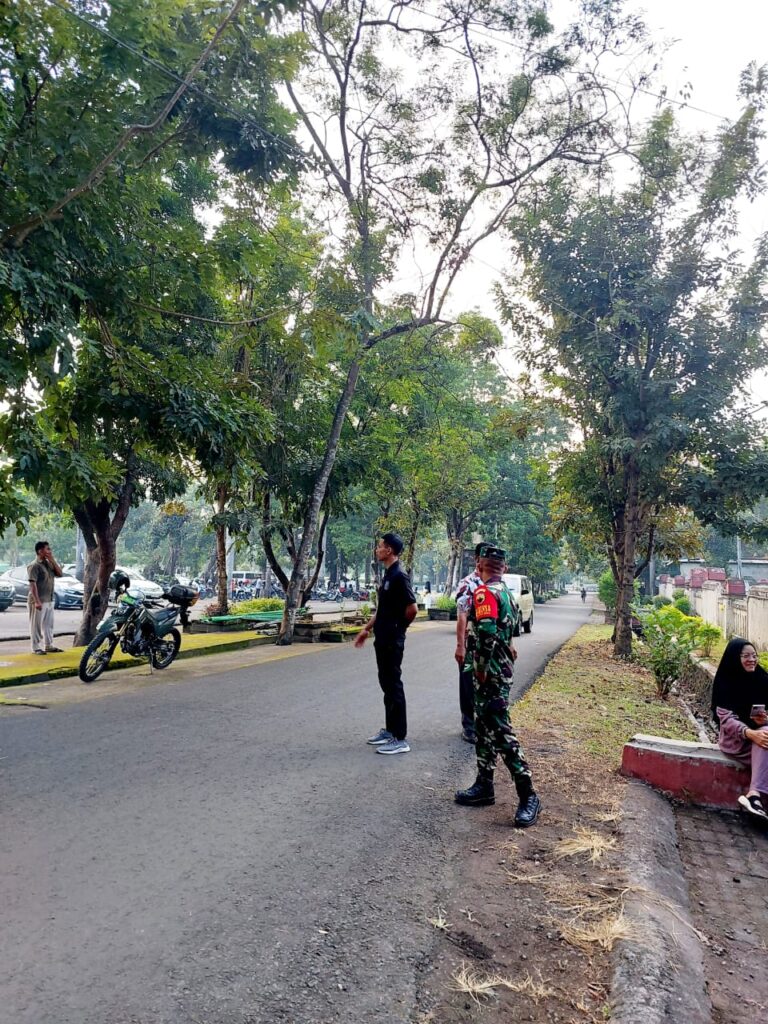 Babinsa Kelurahan Selong Laksanakan Pengamanan dan Himbauan di Taman Kota Selong
