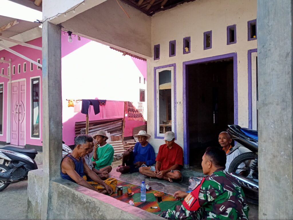Babinsa Sikur Barat Jalin Komsos dengan Poktan Sekuntum untuk Tingkatkan Produktivitas Pertanian