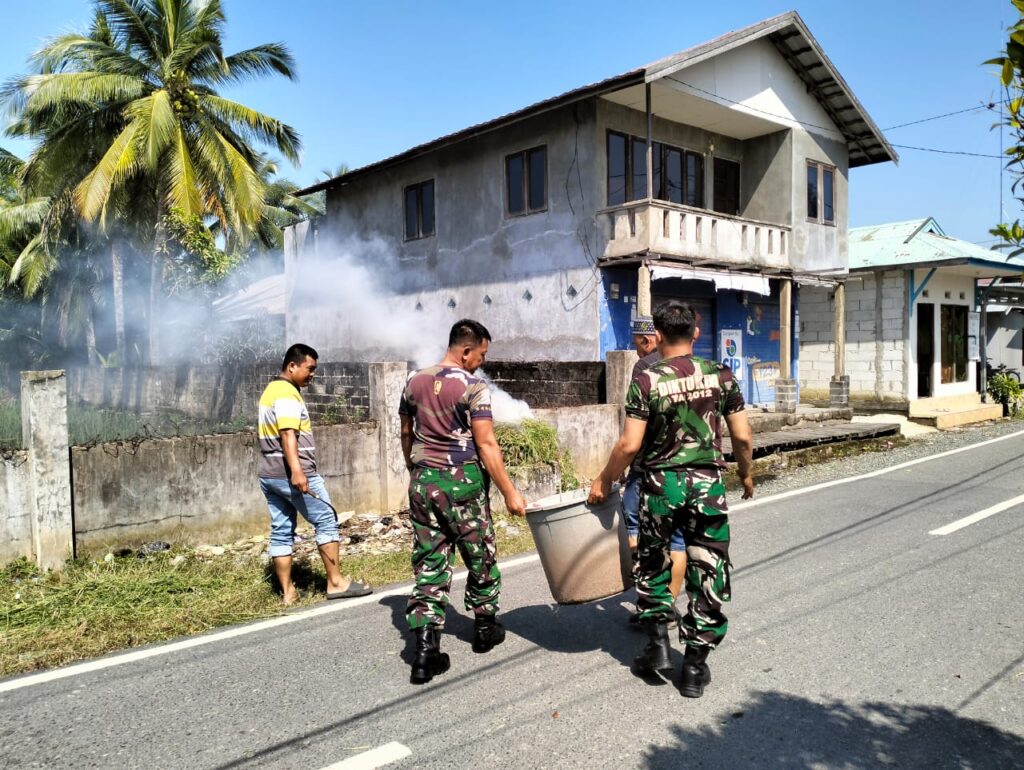 TNI Bersama Warga Aluh-Aluh Gotong Royong Cegah DBD