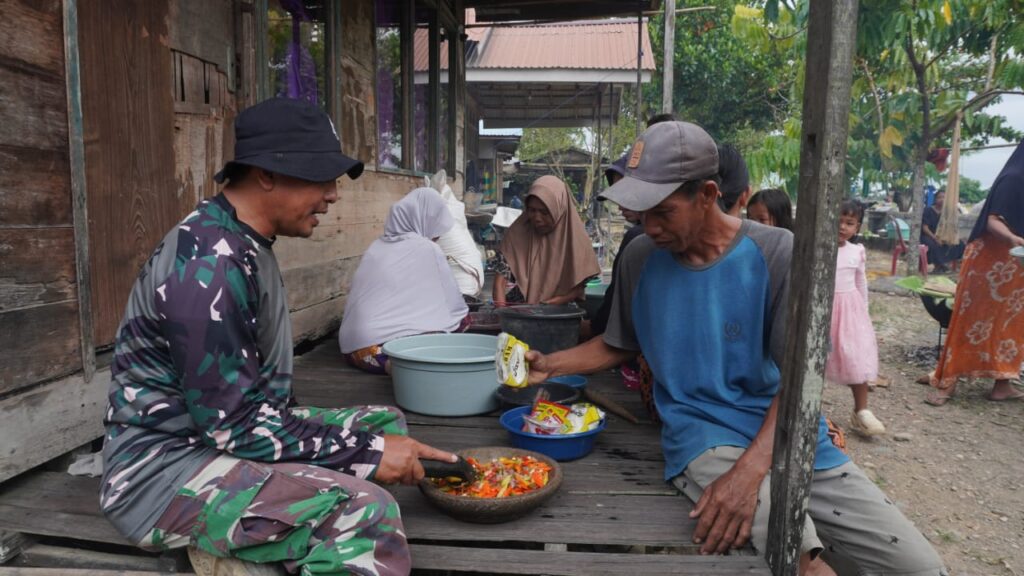 Keakraban TMMD: Ibu-ibu Haruyan Berbagi Kelezatan dengan Anggota TNI