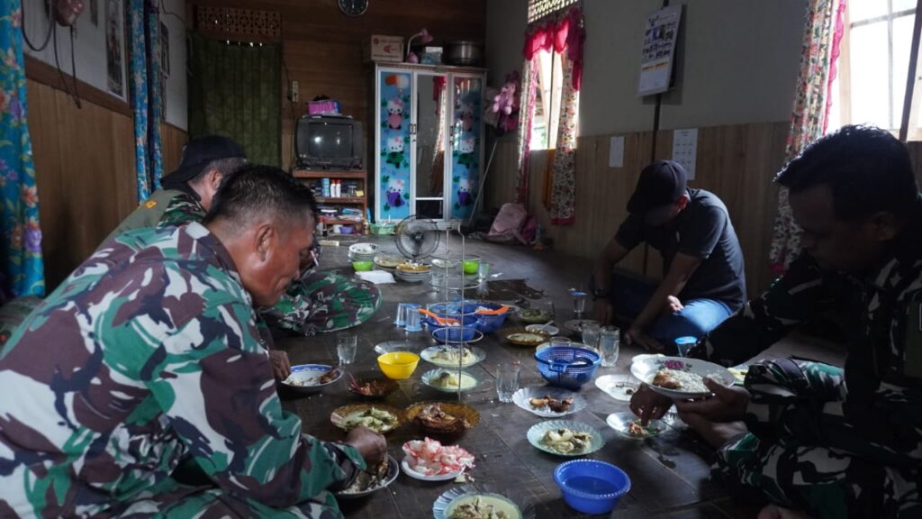 Momen Santai Penuh Kekeluargaan: Makan Siang Satgas TMMD di Haruyan