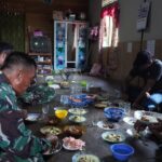 Momen Santai Penuh Kekeluargaan: Makan Siang Satgas TMMD di Haruyan