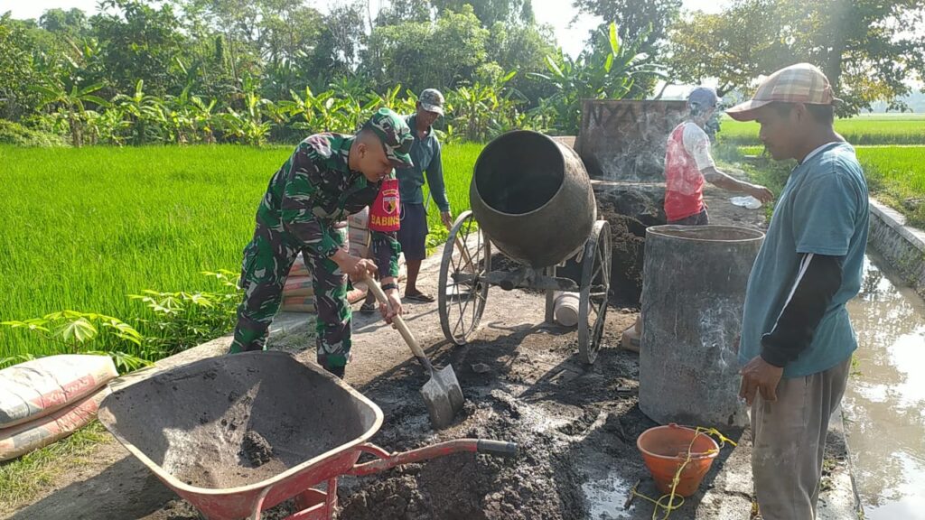 Tingkatkan Produktivitas Pertanian, Babinsa dan Warga Gotong Royong Perbaiki Saluran Irigasi