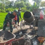 Tingkatkan Produktivitas Pertanian, Babinsa dan Warga Gotong Royong Perbaiki Saluran Irigasi
