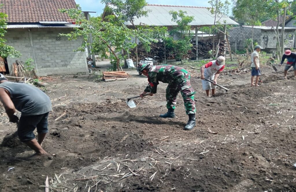Babinsa Karang Gondang Bersama Warga Bersihkan Jalan Dusun, Lindungi Lingkungan Dan Pererat Silaturahmi