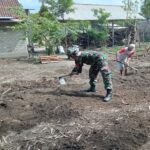 Babinsa Karang Gondang Bersama Warga Bersihkan Jalan Dusun, Lindungi Lingkungan Dan Pererat Silaturahmi