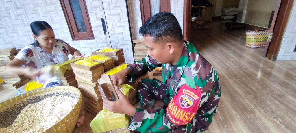 Babinsa Kekalik Jaya Sambangi Perajin Tempe, Jalin Kedekatan Warga