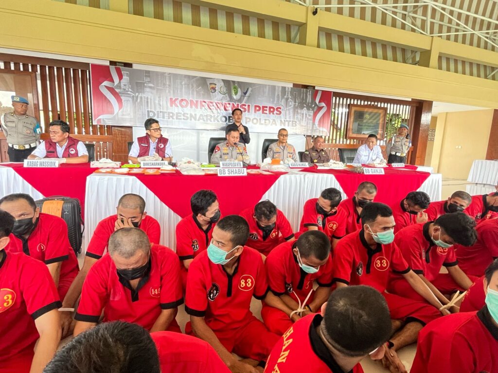 Waka Polda NTB, Pimpin Konferensi Pers, Pemusnahan Barang Bukti Narkotika dan Minuman Keras