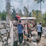 Babinsa Timbanuh Bersama Warga Gotong Royong Bangun Masjid Toriqotulladunni