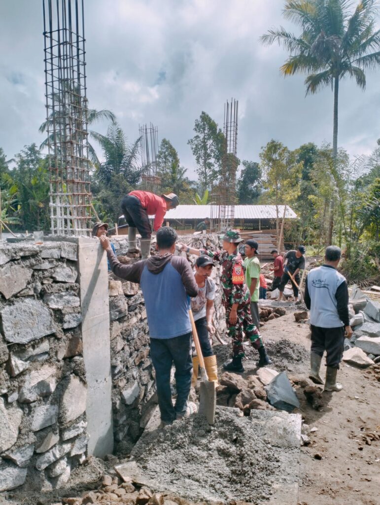 Babinsa Timbanuh Bersama Warga Gotong Royong Bangun Masjid Toriqotulladunni