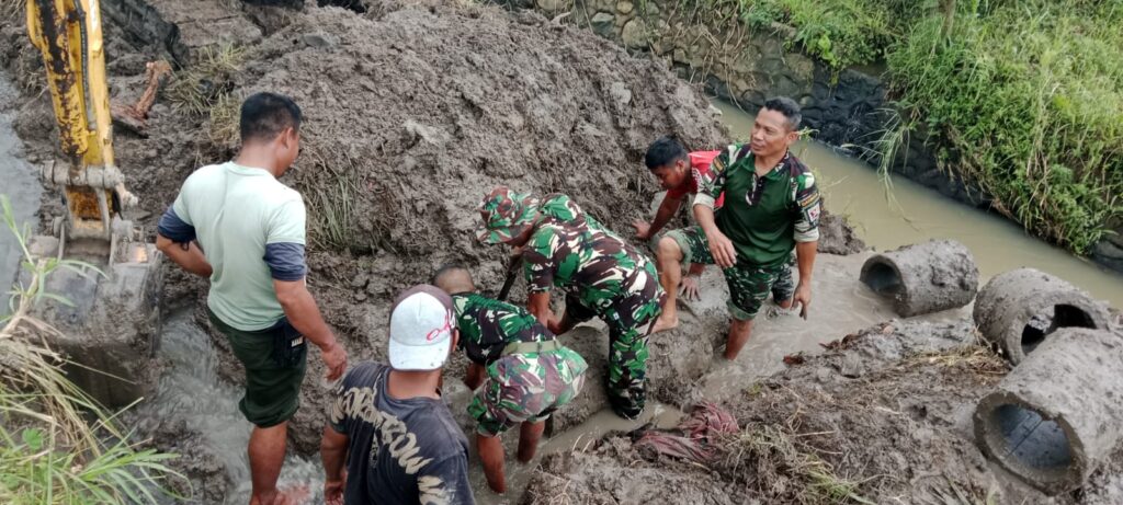 Tembus Lumpur Demi Rakyat: Satgas TMMD Ke-124 Bangun Gorong-Gorong di Enam Titik Rawan Banjir di Lombok Tengah