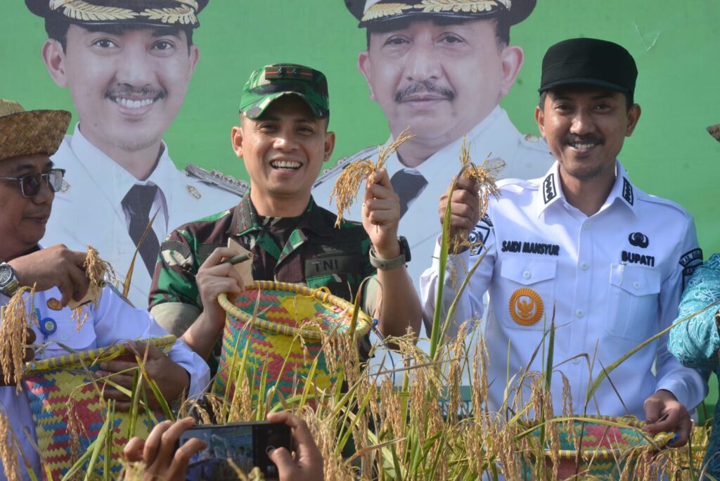PANEN PADI GUNUNG DI DESA AWANG BANGKAL BARAT SUKSESKAN PROGRAM ASTA CITA PRESIDEN RI