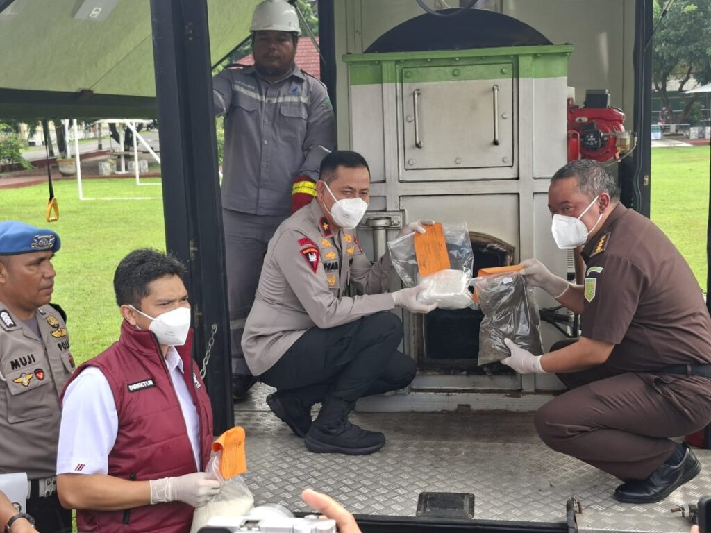 Ditresnarkoba Polda NTB Musnahkan Hampir 3 Kg Sabu dan Ribuan Botol Miras, Tekankan Transparansi dan Ketegasan Hukum