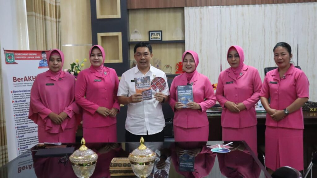 Ketua Bhayangkari Lombok Utara Serahkan Buku Karya Sendiri kepada Pimpinan Daerah: Tegaskan Komitmen Literasi Lokal di Momentum Hari Buku Nasional