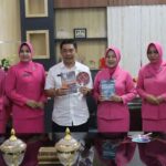 Ketua Bhayangkari Lombok Utara Serahkan Buku Karya Sendiri kepada Pimpinan Daerah: Tegaskan Komitmen Literasi Lokal di Momentum Hari Buku Nasional