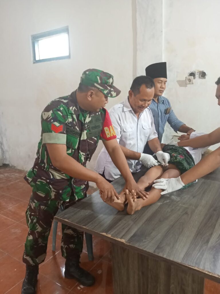 Wujud Kepedulian, Babinsa Wonorejo Dampingi Khitanan Massal
