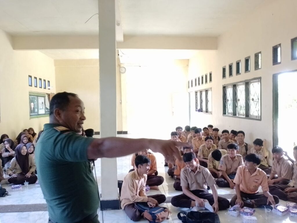 TNI Masuk Pesantren: Santri MA Qamarul Huda Bagu Dapat Bekal Bela Negara, Tumbuhkan Patriotisme Sejak Dini