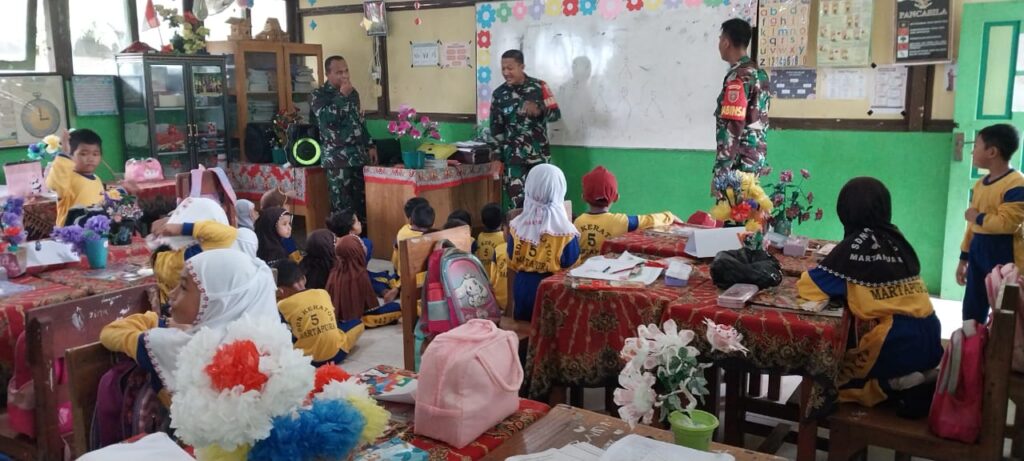 Babinsa Kodim 1006/Banjar Berbagi Ilmu Matematika Metode GASING di SDN 5 Keraton