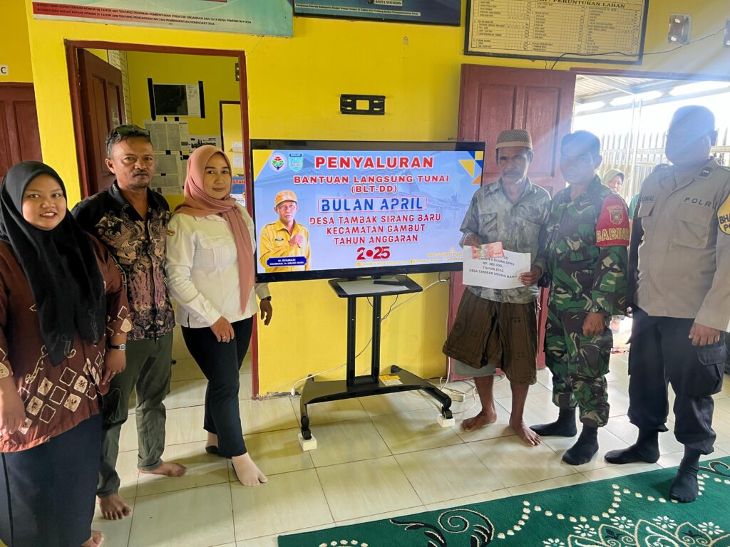 BABINSA KORAMIL 1006-08/GAMBUT BANTU AWASI PENYALURAN BLT BAGI WARGA TAK MAMPU