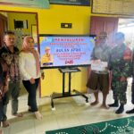 BABINSA KORAMIL 1006-08/GAMBUT BANTU AWASI PENYALURAN BLT BAGI WARGA TAK MAMPU