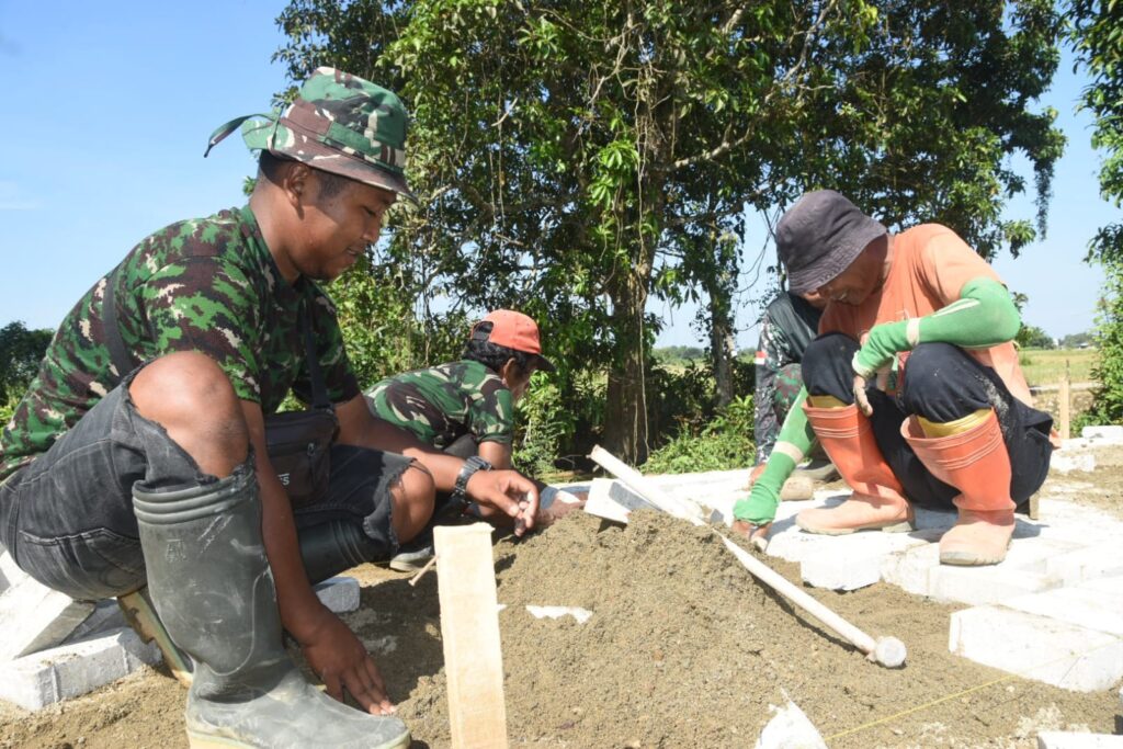 Satgas TMMD Kodim 1002/HST Gesa Pemasangan Paving Blok Jalan di Pengambau Hilir Luar