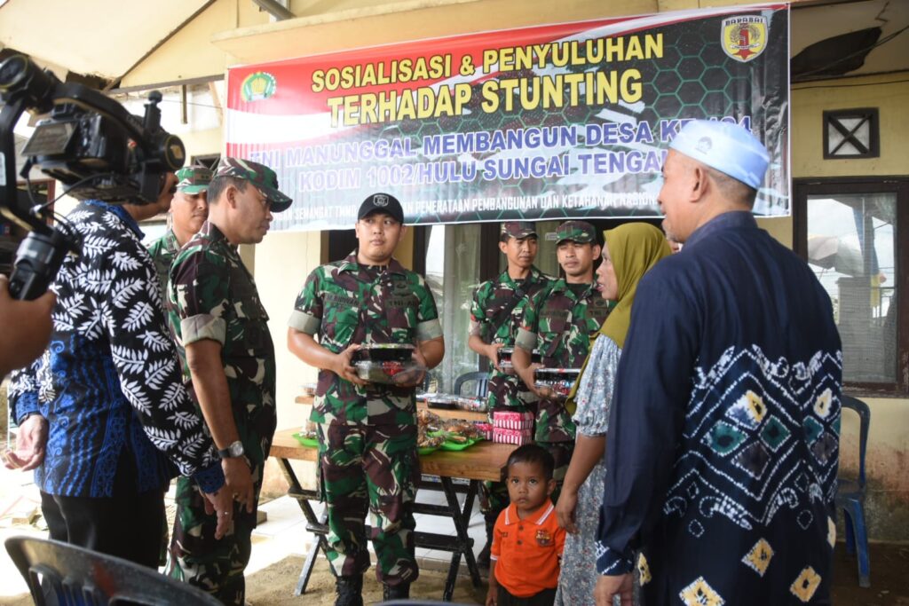 Tim Wasev TMMD Dampingi Penyuluhan Stunting Satgas Kodim 1002/HST, Serahkan Bantuan Gizi