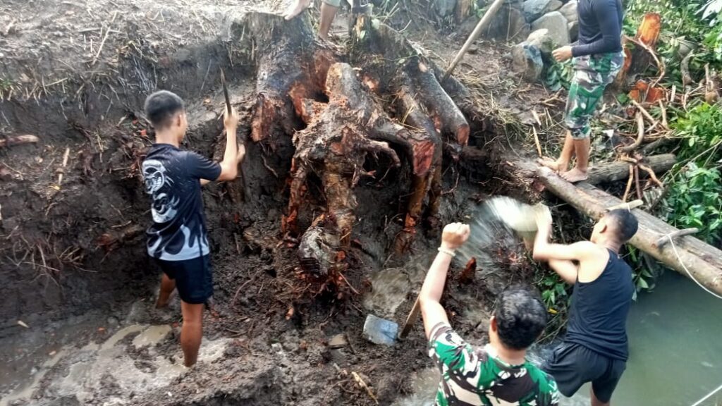 Satgas TMMD Ke-124, Bongkar Akar Pohon Penghalang Pondasi Jembatan di Desa Bagu