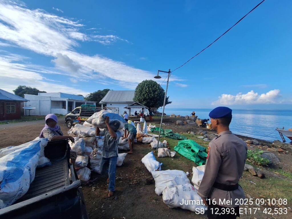 Jaga Kamtibmas dan Lingkungan, Ditpolairud Polda NTB Gelar Patroli Binmas di Pesisir Dompu